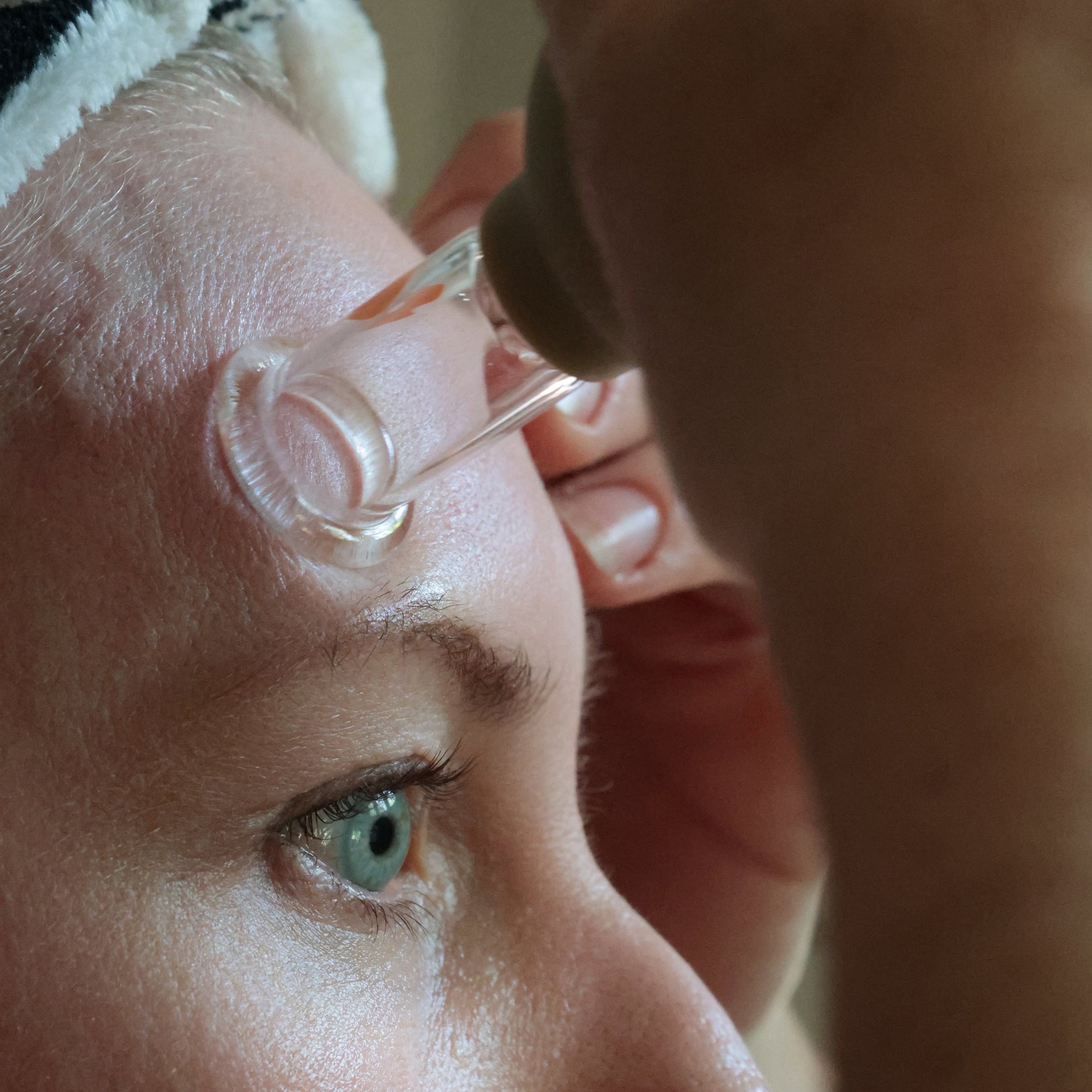Alex is cupping above her eyebrows